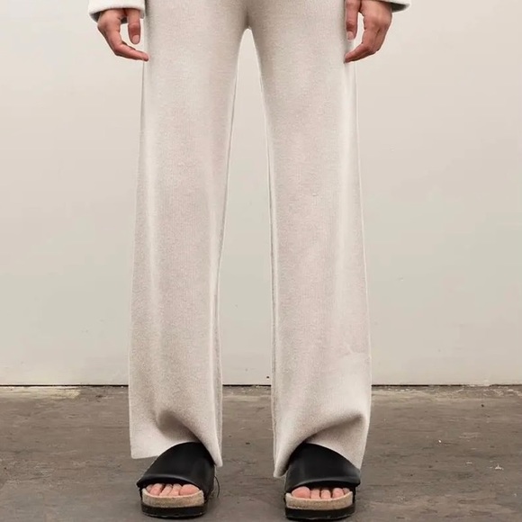 By the river lounge set in cream - Picture 4 of 4